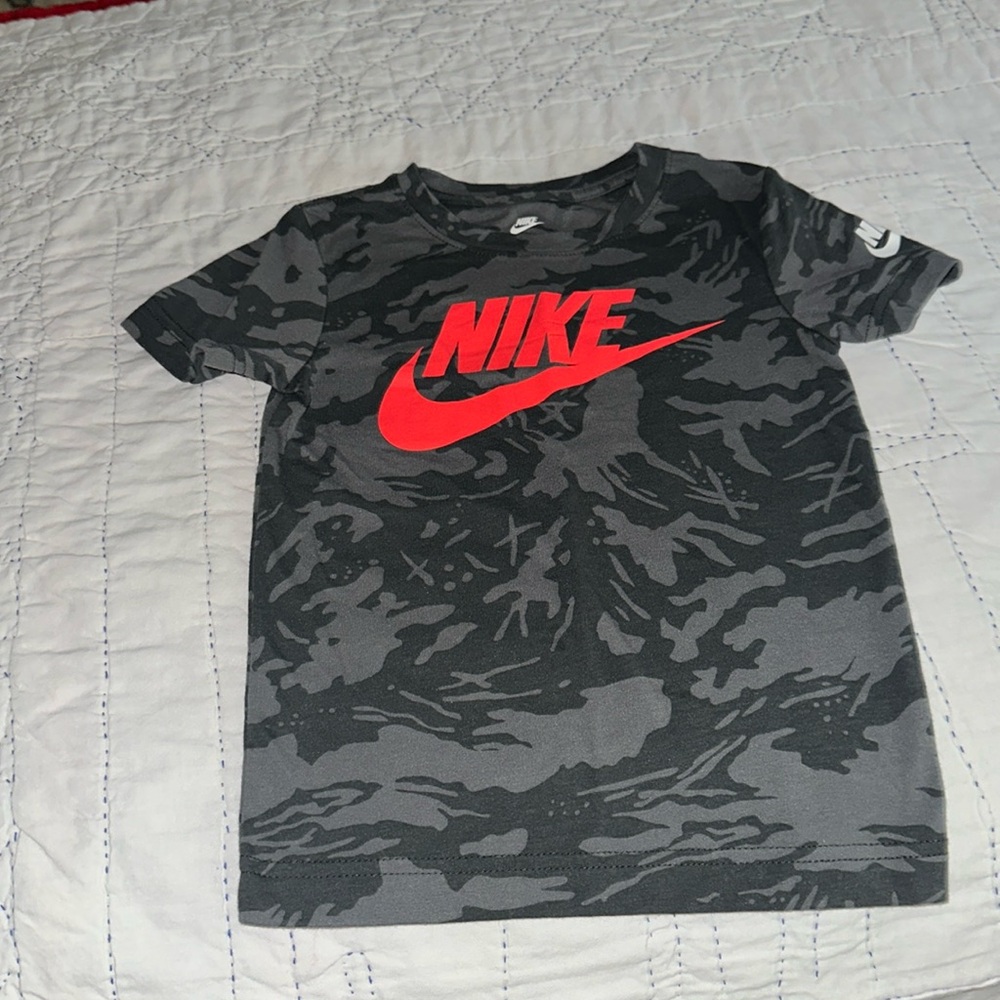 Boys Nike tshirt camo gently used size 4